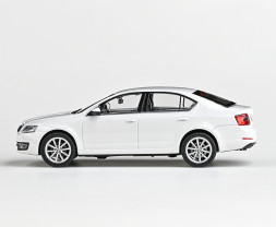 1:43 Skoda Octavia III (2012) – Cukorfehér