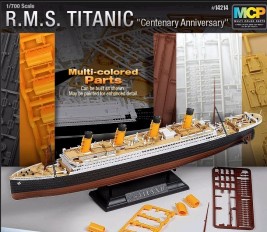 1:700 RMS Titanic + talapzat