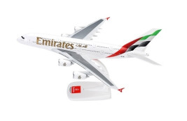 1:250 Airbus A380-861, Emirates, 2023-as évekbeli színek (Snap-Fit)