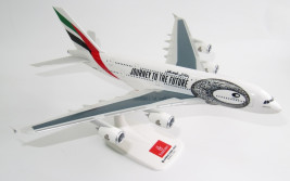 1:250 Airbus A380-842, Emirates, Utazás a jövőbe színek (Snap-Fit)