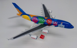 1:250 Airbus A380-861, Emirates, Légy része a varázslatos színeknek (Snap-Fit)