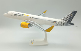 1:100 Airbus A320-271N Vueling "2004s" színek (pattintós)