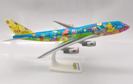 1:250 Boeing B747-481(D) ANA All Nippon Airways "Pokémon (kék)" színek (pattintós rögzítés)