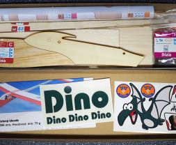 Hiesbök mini Dino – iskolai vitorlázó repülőgép, szárnyfesztávolság 780 mm (készlet)